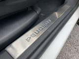 乗車口足元にはPEUGEOTのロゴ入り。