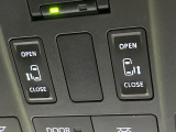 【両側パワースライドドア】スマートキーや運転席のスイッチで後席両側スライドドアの開閉が可能♪電動だから力を入れてドアを開ける必要が無く、小さなお子様でも簡単に開け閉めでき快適です♪
