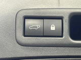 【パワーバックドア】スマートキーや運転席のボタンを押すだけでリアゲートが自動で開閉します!荷物を持っている時や、高い位置にあるバックドアを閉める際に便利な機能です♪