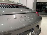 「911 carrera」の立体エンブレムがリアを引き締めさせます。