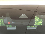 【プリクラッシュセーフティ】前方の車両等を検知し、衝突しそうな時は警報で注意を促し、ブレーキを踏む力をサポート。ブレーキを踏めなかった場合は衝突被害軽減ブレーキが作動、衝突回避をサポートします。