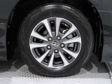 タイヤサイズは(195/65R15)で純正アルミホイールです。