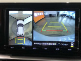 パノラミックビューモニター付きです。車両を上から見たような映像をディスプレイオーディオ画面に表示。運転席からの目視だけでは見にくい、車両周辺の状況をリアルタイムでしっかり確認できます。