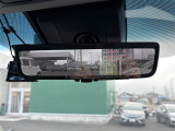 【デジタルインナーミラー(トヨタ)】車両後方カメラの映像をルームミラーに映すことが出来ます。 そのため、後席に人や荷物があって後方が見えづらい場合でもしっかり視界を確保することが出来ます。