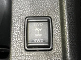 2WD/4WDモードを手軽に切り替え可能。燃費重視の2WD、スタック時に役立つLOCK、AUTOモードでは4WDの配分を自動で調整し、路面状況を問わず安定した走りをサポート。