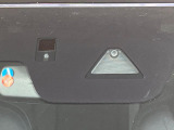 【スマートシティブレーキサポート】低速走行中に前方の車両等を認識し、衝突しそうな時は警報とブレーキで衝突回避と被害軽減をアシスト。より安全にドライブをお楽しみいただけます。