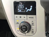 【オートエアコン】一度お好みの温度に設定すれば、車内の温度を検知し風量や温度を自動で調整。暑い&hellip;寒い&hellip;と何度もスイッチ操作をする必要はありません。快適な車内空間には必須の機能ですね♪