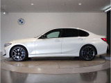 【拘りのFR】BMWが多く採用するFR車。ダイレクトでスポーティな加速感・シャープなハンドリングを実現。縦置きエンジンレイアウトにより、フラットで上質な乗り味です。