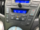 【オートエアコン】一度お好みの温度に設定すれば、車内の温度を検知し風量や温度を自動で調整。暑い&hellip;寒い&hellip;と何度もスイッチ操作をする必要はありません。快適な車内空間には必須の機能ですね♪
