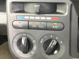 寒い冬も暑い夏も全席に快適な空調を届けてくれる、ダイヤル式エアコンを装備♪