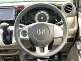 インテリアに合わせたデザインのステアリングは、運転される方のことも考え、運転しやすい形状、大きさです。是非一度、実際に触ってお確かめください。