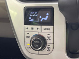 【オートエアコン】一度お好みの温度に設定すれば、車内の温度を検知し風量や温度を自動で調整。暑い&hellip;寒い&hellip;と何度もスイッチ操作をする必要はありません。快適な車内空間には必須の機能ですね♪