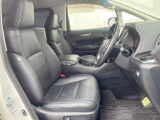 【本革シート】上質な本革を使用し、高級感あふれる本革シート。常に体に触れる部分だから、座り心地の良さにはこだわりたいですね♪汚れの付着や劣化を抑制する内装コーティング施工もおススメですよ♪