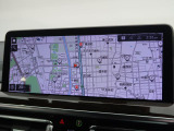 【純正ナビゲーション】BMWのナビゲーションは操作性も良く、詳細な地図情報と交通状況を見やすく表示し、快適なドライビングをサポートしながら目的地までナビゲートします。