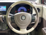 インテリアに合わせたデザインのステアリングは、運転される方のことも考え、運転しやすい形状、大きさです。是非一度、実際に触ってお確かめください。