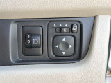 【電動格納ドアミラー】電動格納式ドアミラースイッチを展開位置にしておくと、ドアの施錠・解錠に連動してドアミラーが自動で格納・展開する機能です