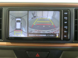 パノラミックビューモニター付きです。車両を上から見たような映像をディスプレイオーディオ画面に表示。運転席からの目視だけでは見にくい、車両周辺の状況をリアルタイムでしっかり確認できます。