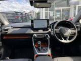 【運転席・インパネまわり】ハンドル・シート・フロアーなど隅々までプロによるクリーニング済み☆彡キレイな車内でドライブが一層快適にお楽しみいただけます!!