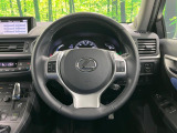 【純正革巻きステアリング】上質な革を使用することで、手にしっかり馴染みとても運転しやすいハンドルです♪