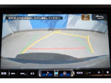 バックギアに入れるとバックカメラの映像がナビに映ります。障害物までの距離もわかりやすいです。