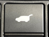 【パワーバックドア】スマートキーや運転席のボタンを押すだけでリアゲートが自動で開閉します!荷物を持っている時や、高い位置にあるバックドアを閉める際に便利な機能です♪