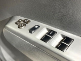 【電動格納ミラー】サイドミラーは電動格納式となっており、狭い駐車場でもキズがつくリスクを抑えられます。