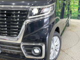 【LEDヘッドライト】悪天候や夜間走行時も良好な視界を確保し安心して運転できる高輝度LEDヘッドライトを装備!点灯速度が早く、消費電力も抑えられています。
