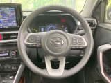 インテリアに合わせたデザインのステアリングは、運転される方のことも考え、運転しやすい形状、大きさです。是非一度、実際に触ってお確かめください。