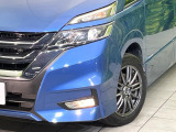【LEDヘッドライト】悪天候や夜間走行時も良好な視界を確保し安心して運転できる高輝度LEDヘッドライトを装備!点灯速度が早く、消費電力も抑えられています。