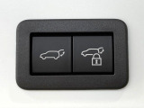【パワーバックドア】スマートキーや運転席のボタンを押すだけでリアゲートが自動で開閉します!荷物を持っている時や、高い位置にあるバックドアを閉める際に便利な機能です♪