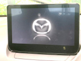 【マツダコネクトナビ】車内の雰囲気にマッチした一体型タイプのナビ。各種車輌設定やBluetooth再生等、様々な機能が楽しめます。直感的なダイヤル操作が可能で、使い勝手も良好です。