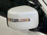 【電動格納ミラー】サイドミラーは電動格納式となっており、狭い駐車場でもキズがつくリスクを抑えられます。