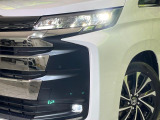 【LEDヘッドライト】悪天候や夜間走行時も良好な視界を確保し安心して運転できる高輝度LEDヘッドライトを装備!点灯速度が早く、消費電力も抑えられています。