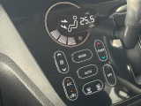 【オートエアコン】一度お好みの温度に設定すれば、車内の温度を検知し風量や温度を自動で調整。暑い&hellip;寒い&hellip;と何度もスイッチ操作をする必要はありません。快適な車内空間には必須の機能ですね♪