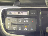 【オートエアコン】一度お好みの温度に設定すれば、車内の温度を検知し風量や温度を自動で調整。暑い&hellip;寒い&hellip;と何度もスイッチ操作をする必要はありません。快適な車内空間には必須の機能ですね♪