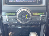 【左右独立型フルオートエアコン】運転席と助手席でそれぞれお好みの温度に設定可能。同乗者にも配慮した、快適な空調をお届け致します。