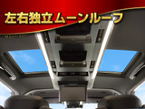 ツインムーンルーフを装備!セカンドシート上左右に2ヶ所に付いており、開けることは出来ませんが、明るく開放的な車内を演出してくれます!