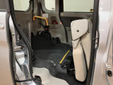 リヤシートは折り畳みが可能ですので車いすの方がお乗りではないときはリヤシートを利用して乗車することが可能です★