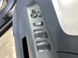 【電動格納ミラー】サイドミラーは電動格納式となっており、狭い駐車場でもキズがつくリスクを抑えられます。