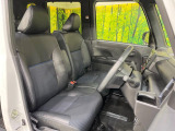 運転席シート廻りは使用感も少なく、良好な状態となっています。前オーナー様が丁寧に使っていたことがよくわかりますね。