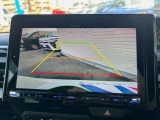 【バックカメラ】駐車時に後方がリアルタイム映像で確認できます。大型商業施設や立体駐車場での駐車時や、夜間のバック時に大活躍!運転スキルに関わらず、今や必須となった装備のひとつです!
