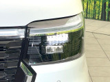 【LEDヘッドライト】悪天候や夜間走行時も良好な視界を確保し安心して運転できる高輝度LEDヘッドライトを装備!点灯速度が早く、消費電力も抑えられています。