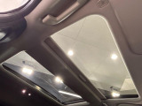 【パノラマルーフ】大型のガラスルーフ搭載で車内の解放感が一気にアップ!開放的なドライブをお楽しみいただけます。