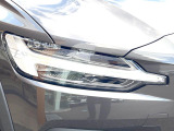 【LEDヘッドライト】ハイビームを先行車や対向車にあてず、その両サイドではハイビーム照射を維持。見える範囲が段違いに広くなりました。北欧神話に登場するトールハンマーをモチーフにデザイン。