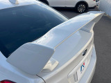 【大型リヤスポイラー】スポーツカーらしさがグッと引き立つ大型リヤスポイラーを装着♪高速走行時のスタビリティ(走行安定性)向上に役立ちます。
