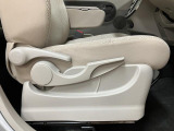 運転席シートリフターを装備しています★細かくドライビングポジションを設定できるので運転し易く、疲れにくいですね♪