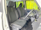 運転席まわりには十分なスペースがあり、大柄な方でもゆったり運転していただける環境です。