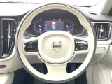 【ステアリングスイッチ】運転中、前方から目線をそらさずにオーディオ等の操作ができるよう、適切に配置されたスイッチ類。安心&快適なドライブを演出してくれる便利な機能です。