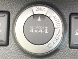 【オールモード4&times;4】2WD/4WDモードを手軽に切り替え可能。燃費重視の2WD、スタック時に役立つLOCK、AUTOモードでは4WDの配分を自動で調整し、路面状況を問わず安定した走りをサポート。