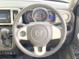 インテリアに合わせたデザインのステアリングは、運転される方のことも考え、運転しやすい形状、大きさです。是非一度、実際に触ってお確かめください。